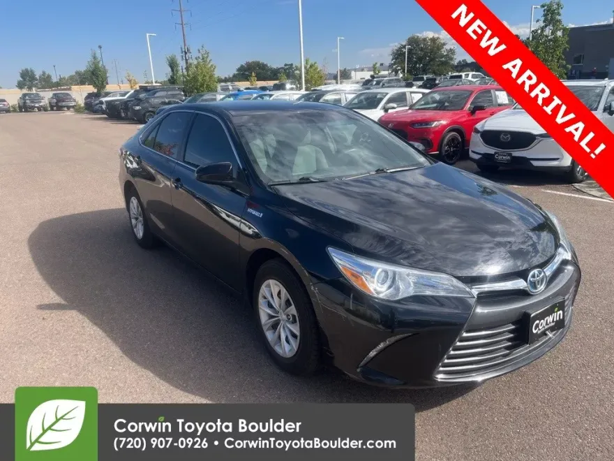 2015 Toyota Camry Hybrid LE photo 1
