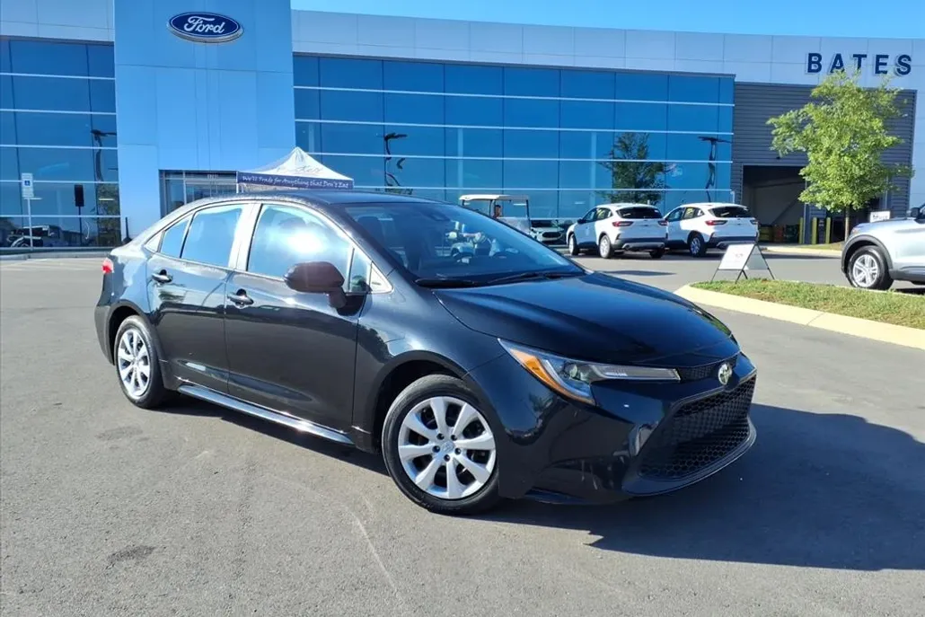 2022 Toyota Corolla LE photo 1