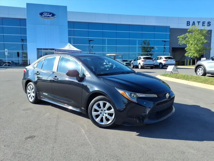 2022 Toyota Corolla LE photo 1