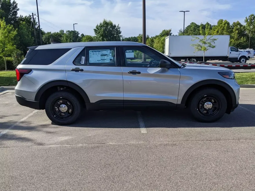 2025 Ford Explorer photo 1