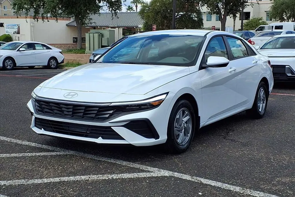 2025 Hyundai Elantra SE photo 1