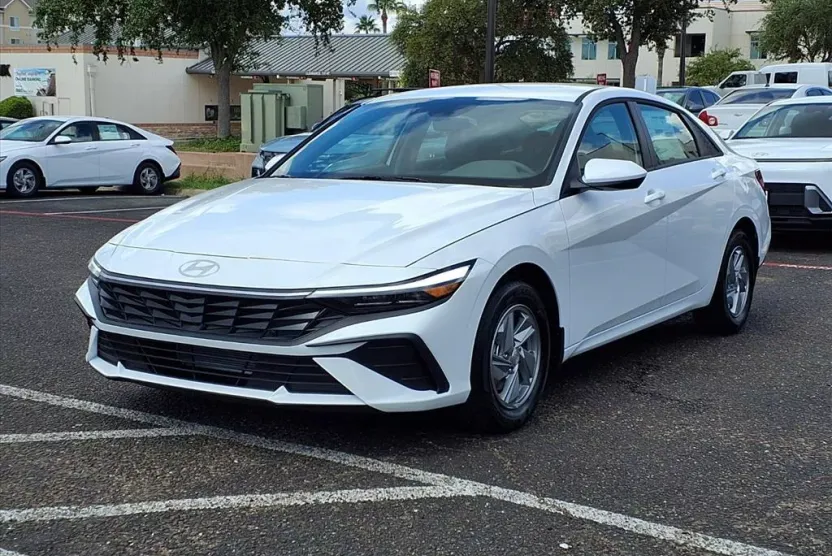 2025 Hyundai Elantra SE photo 1
