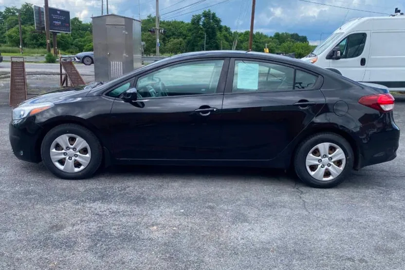 2017 Kia Forte LX Base photo 1