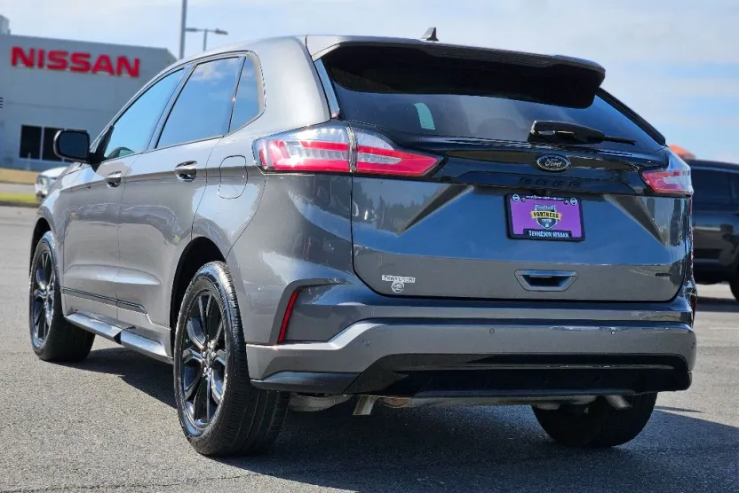 2023 Ford Edge SE photo 1