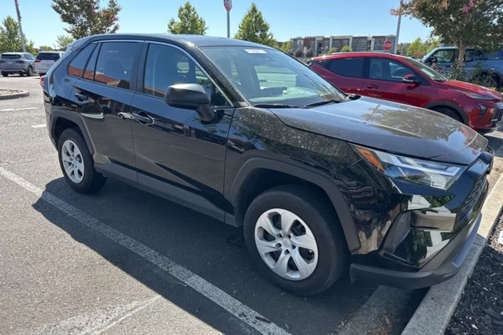 2024 Toyota RAV4 LE photo 1