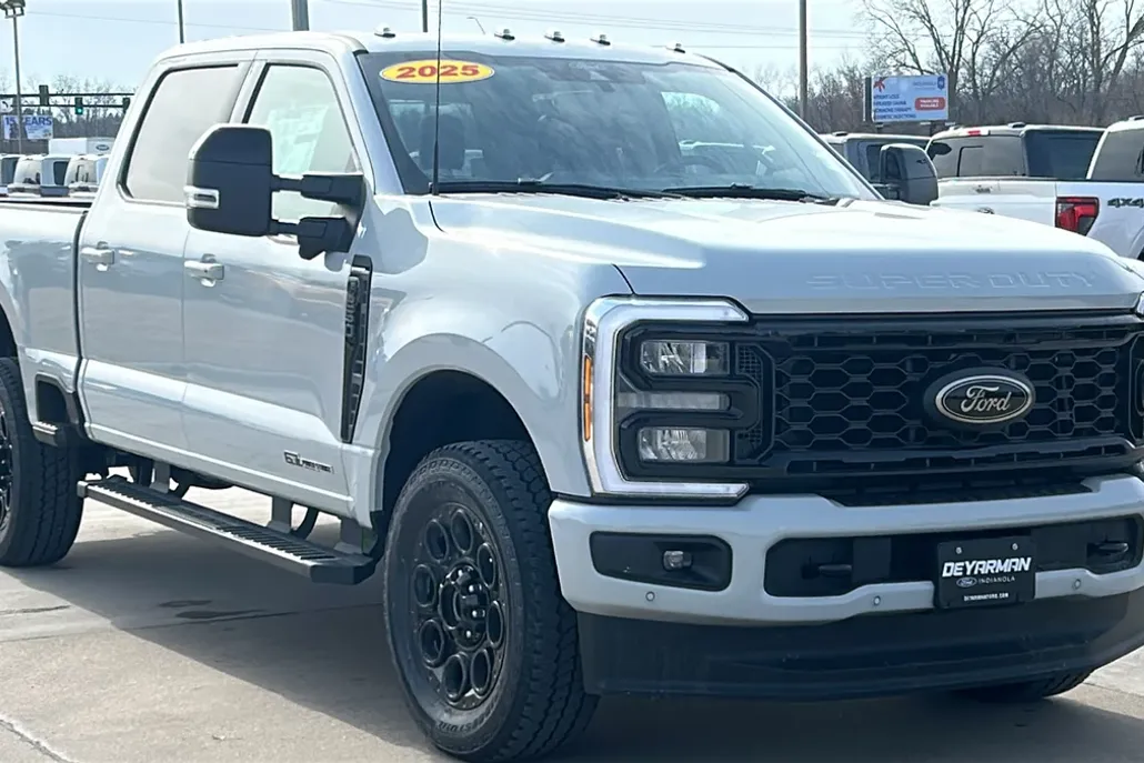 2025 Ford F-250 Lariat photo 1