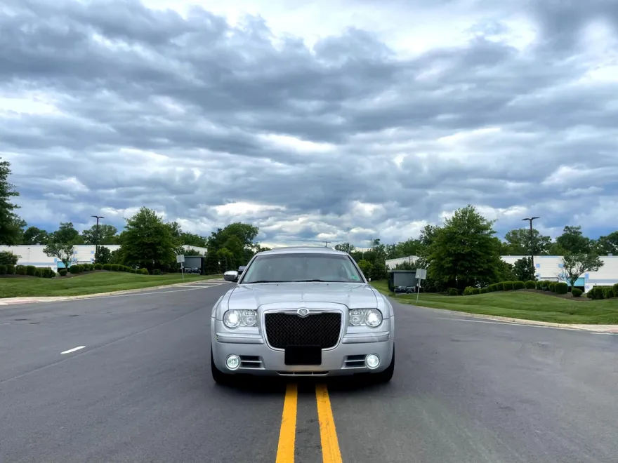 2010 Chrysler 300 photo 1