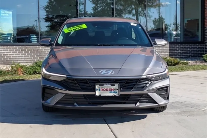 2024 Hyundai Elantra SEL photo 1