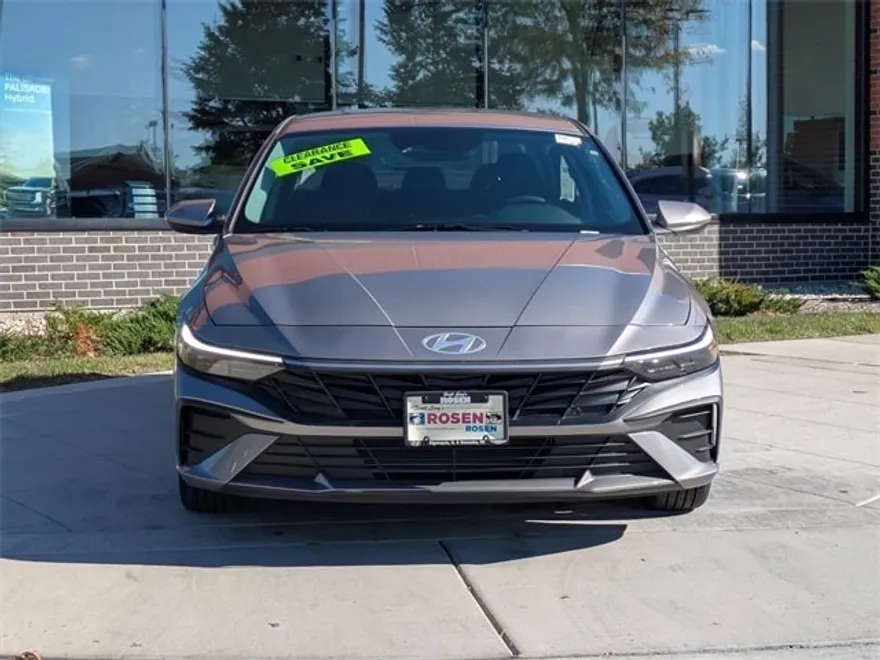 2024 Hyundai Elantra SEL photo 1