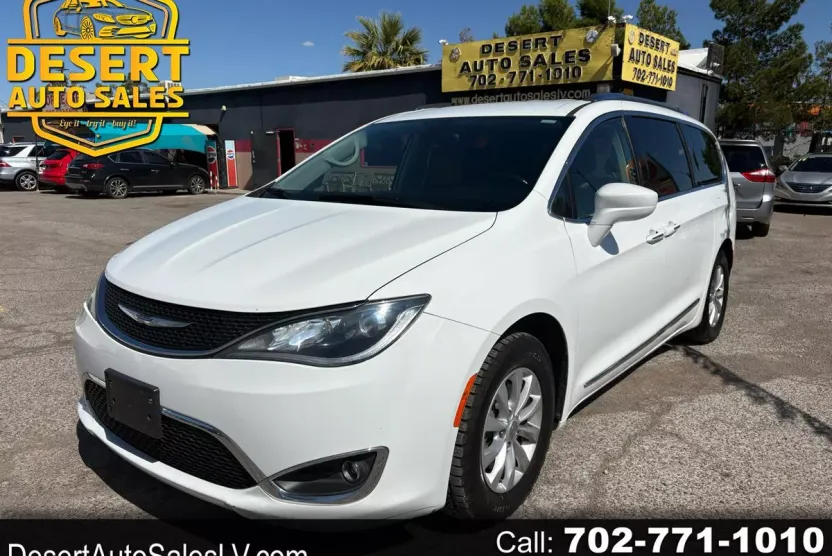2019 Chrysler Pacifica Touring L photo 1
