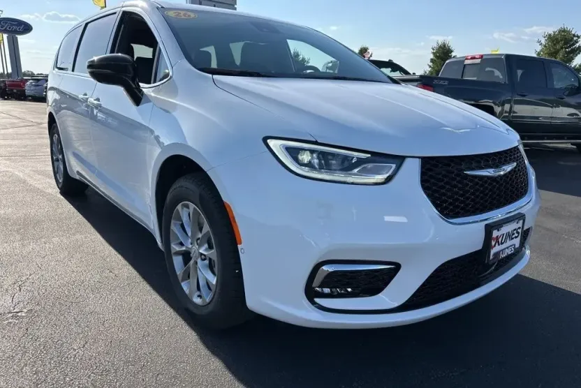 2026 Chrysler Pacifica photo 1