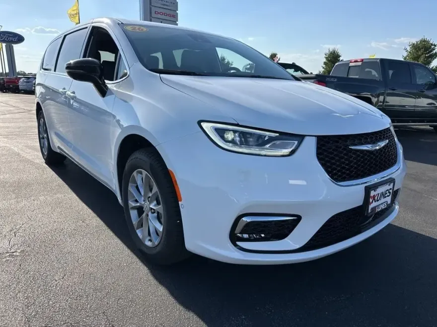 2026 Chrysler Pacifica photo 1