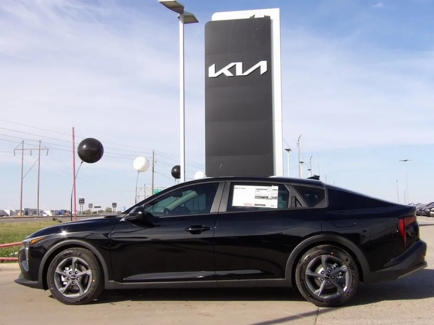 2025 Kia K4 EX photo 1
