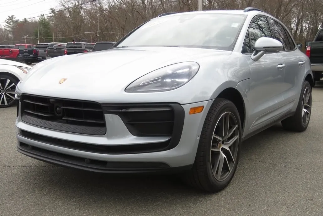 2023 Porsche Macan Base photo 1