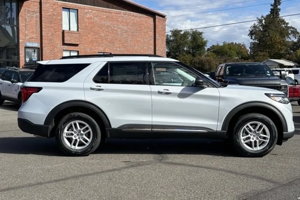 2025 Ford Explorer photo 1