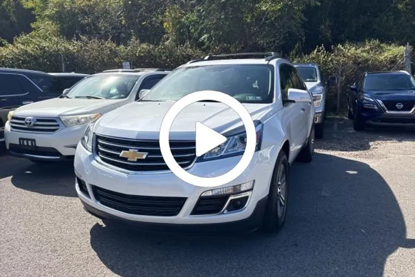 2017 Chevrolet Traverse 2LT photo 1