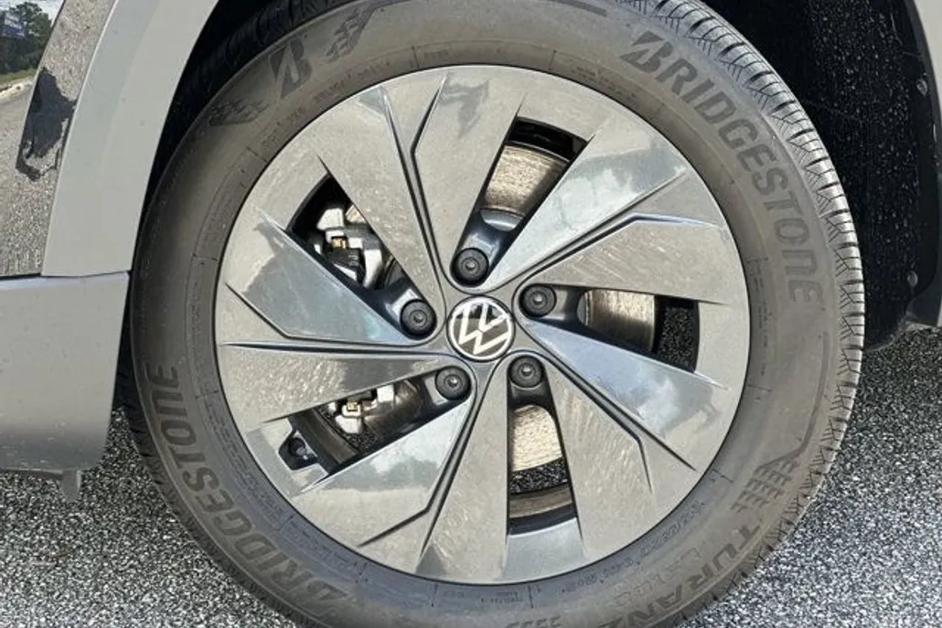 2025 Volkswagen Taos S photo 1
