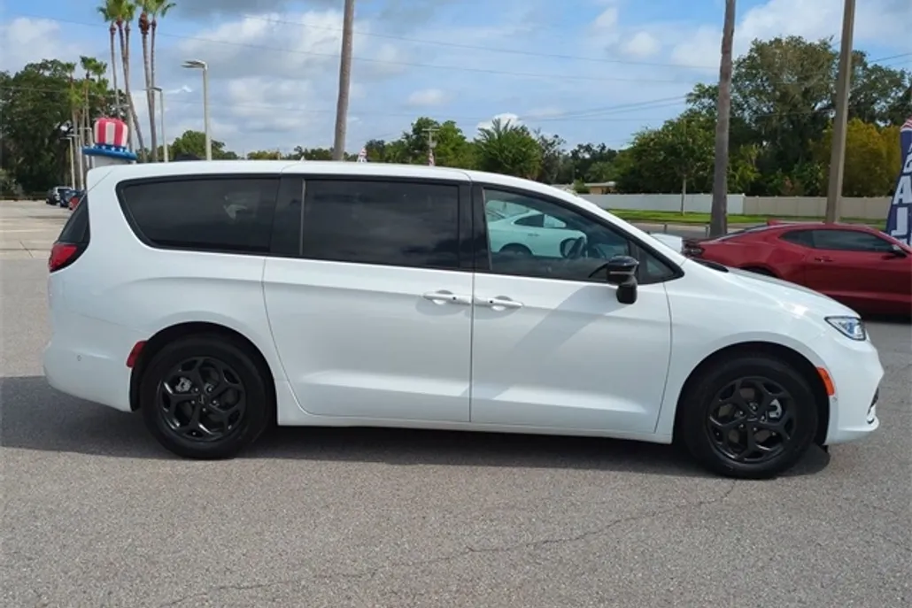 2024 Chrysler Pacifica Hybrid S Appearance photo 1