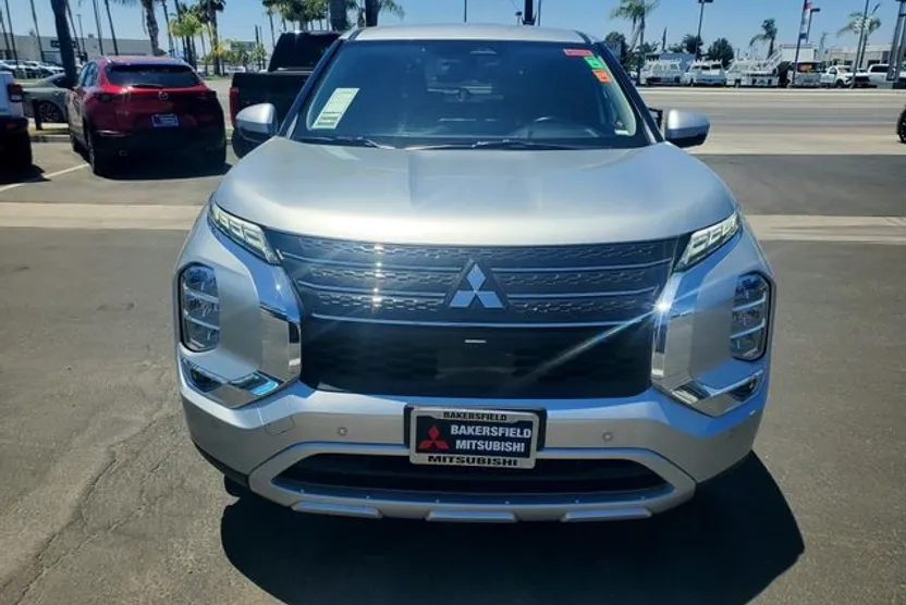 2024 Mitsubishi Outlander SE photo 1