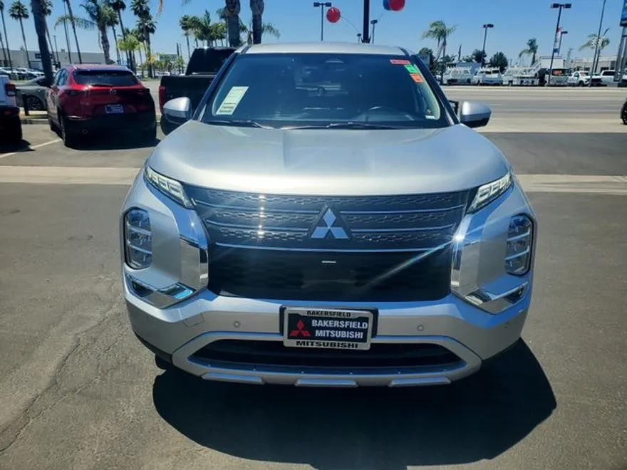 2024 Mitsubishi Outlander SE photo 1