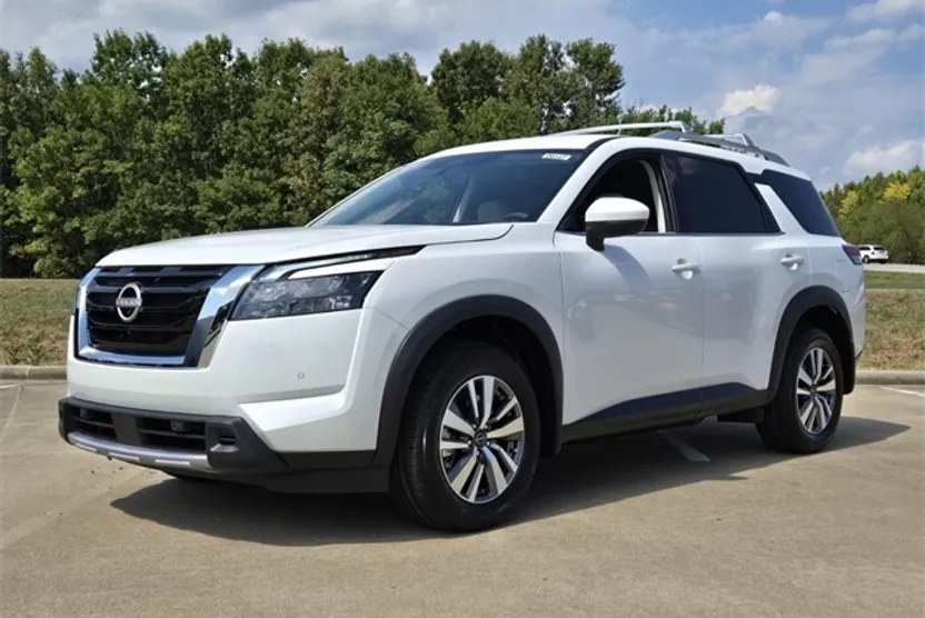 2025 Nissan Pathfinder SL photo 1