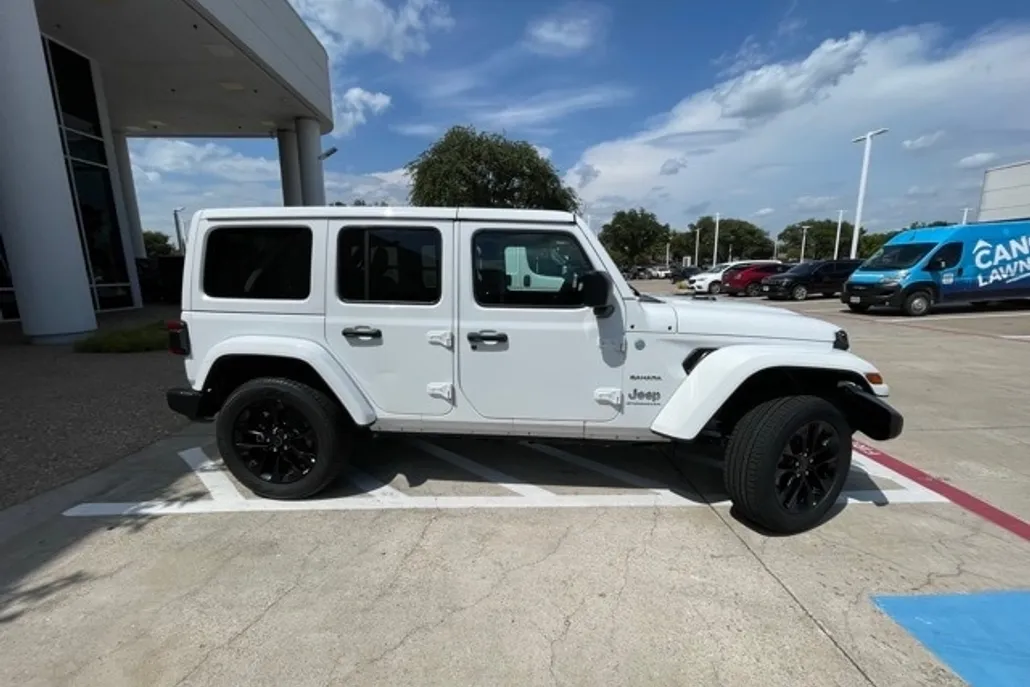 2024 Jeep Wrangler 4xe Sahara photo 1