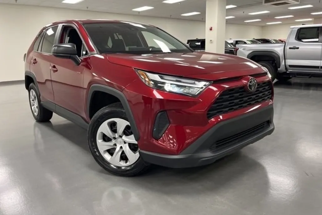 2023 Toyota RAV4 LE photo 1