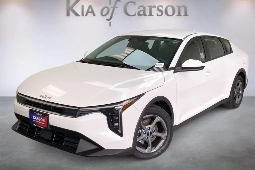 2025 Kia K4 LXS photo 1
