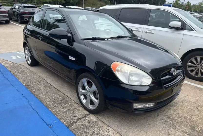 2009 Hyundai Accent SE photo 1