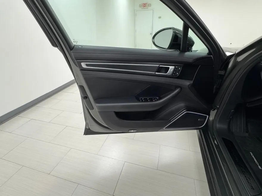2023 Porsche Panamera 4 Platinum photo 9