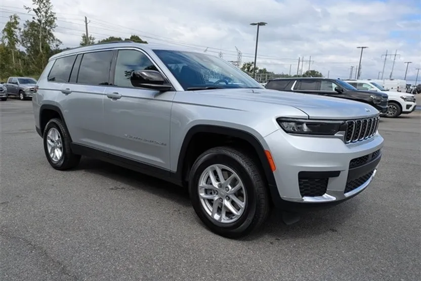 2025 Jeep Grand Cherokee Laredo photo 1