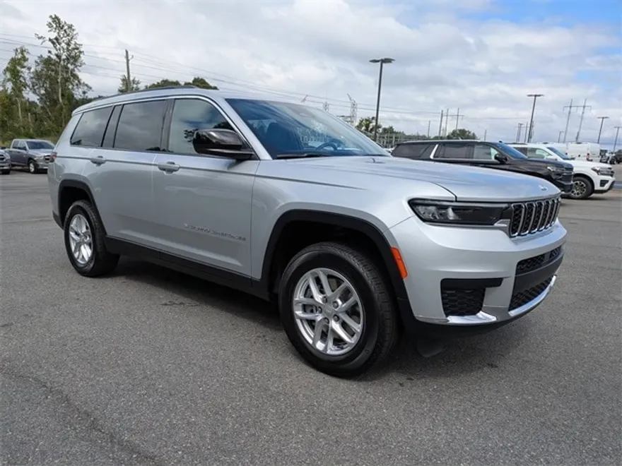 2025 Jeep Grand Cherokee Laredo photo 1