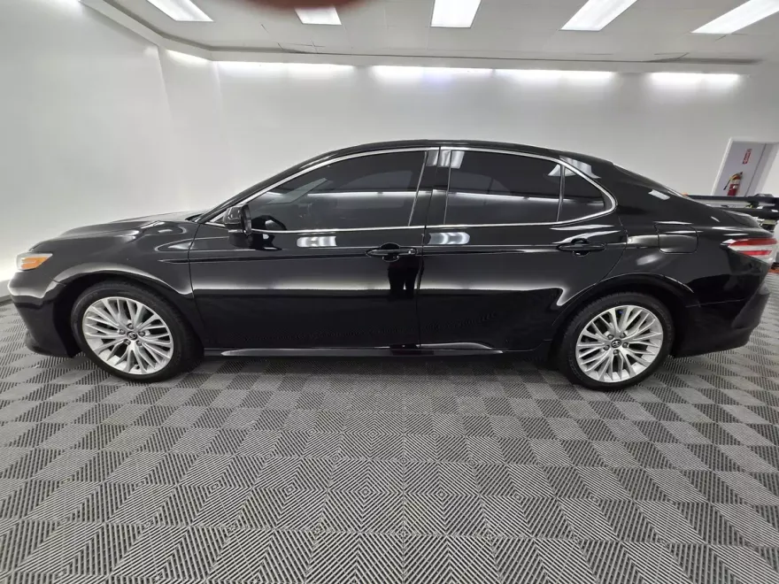 2020 Toyota Camry XLE photo 1