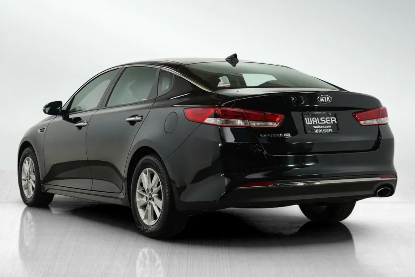 2016 Kia Optima LX photo 1