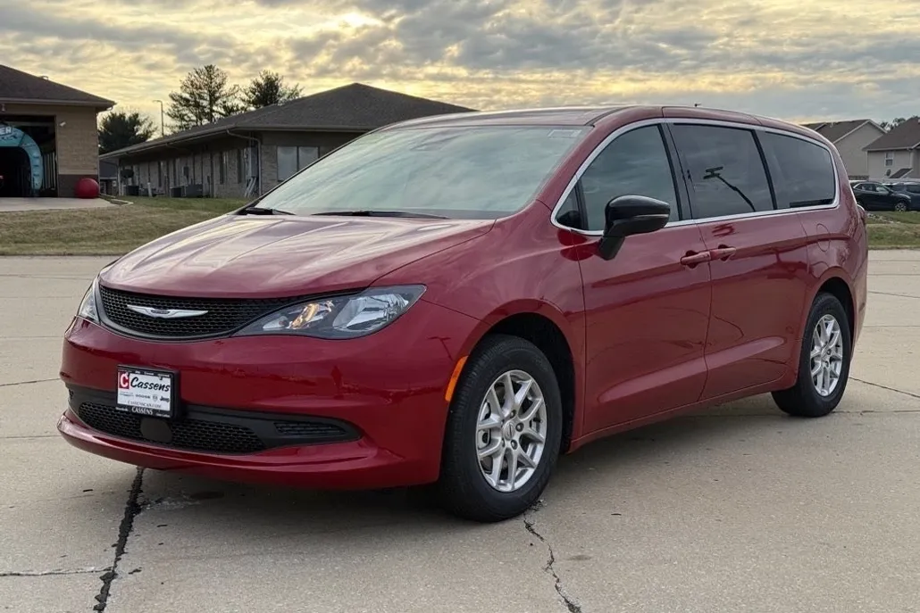2025 Chrysler Voyager LX photo 1