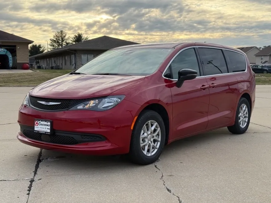 2025 Chrysler Voyager LX photo 1