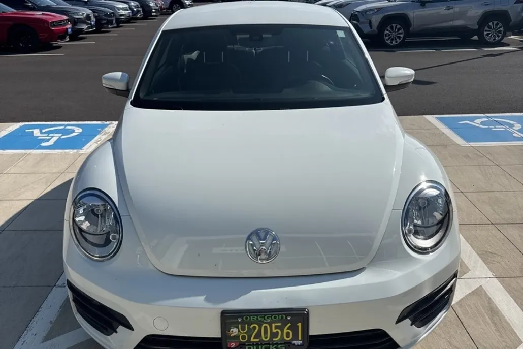 2018 Volkswagen Beetle S photo 1