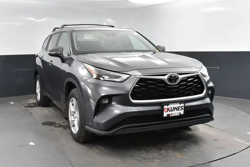 2023 Toyota Highlander L photo 1
