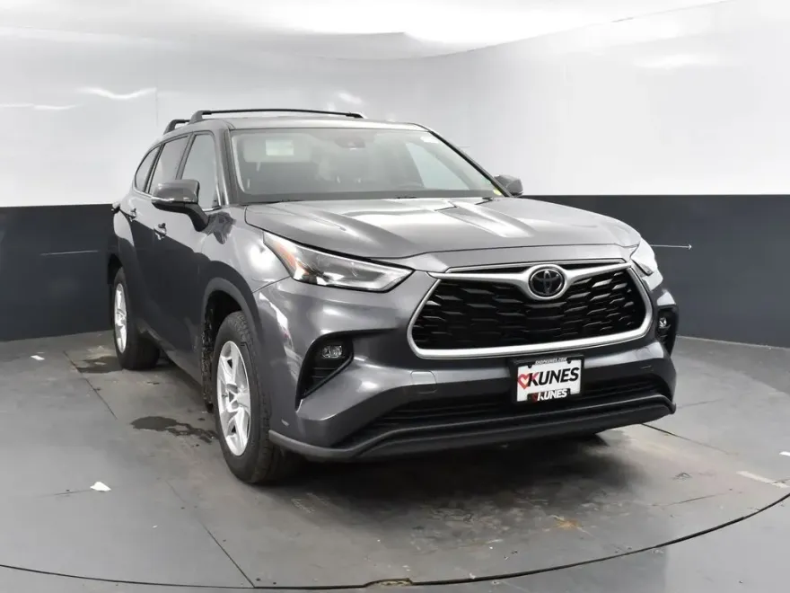 2023 Toyota Highlander L photo 1