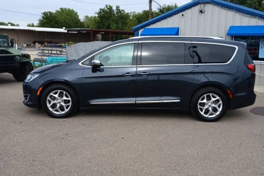 2020 Chrysler Pacifica Limited photo 1