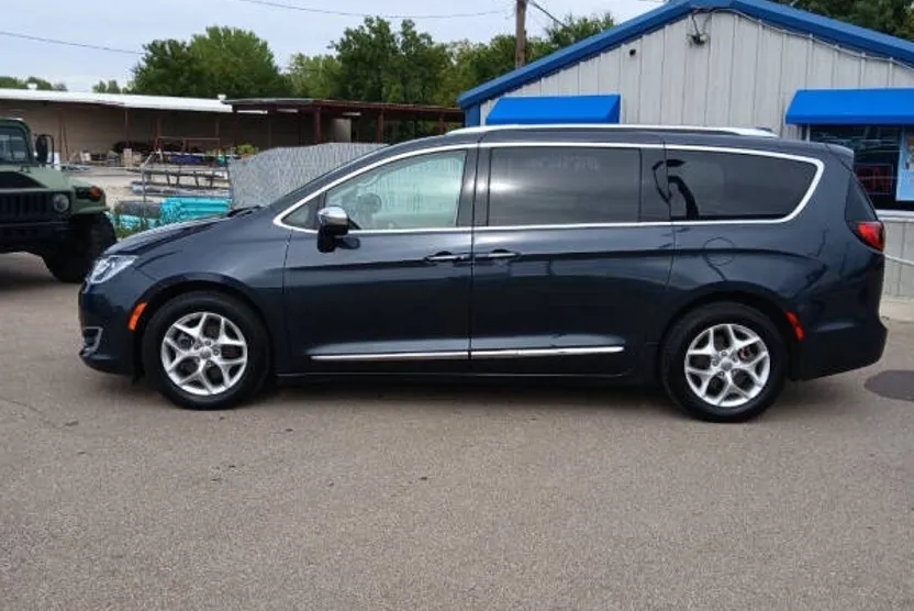 2020 Chrysler Pacifica Limited photo 1