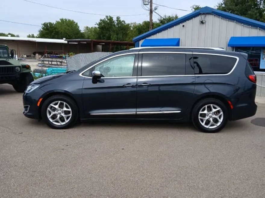2020 Chrysler Pacifica Limited photo 1