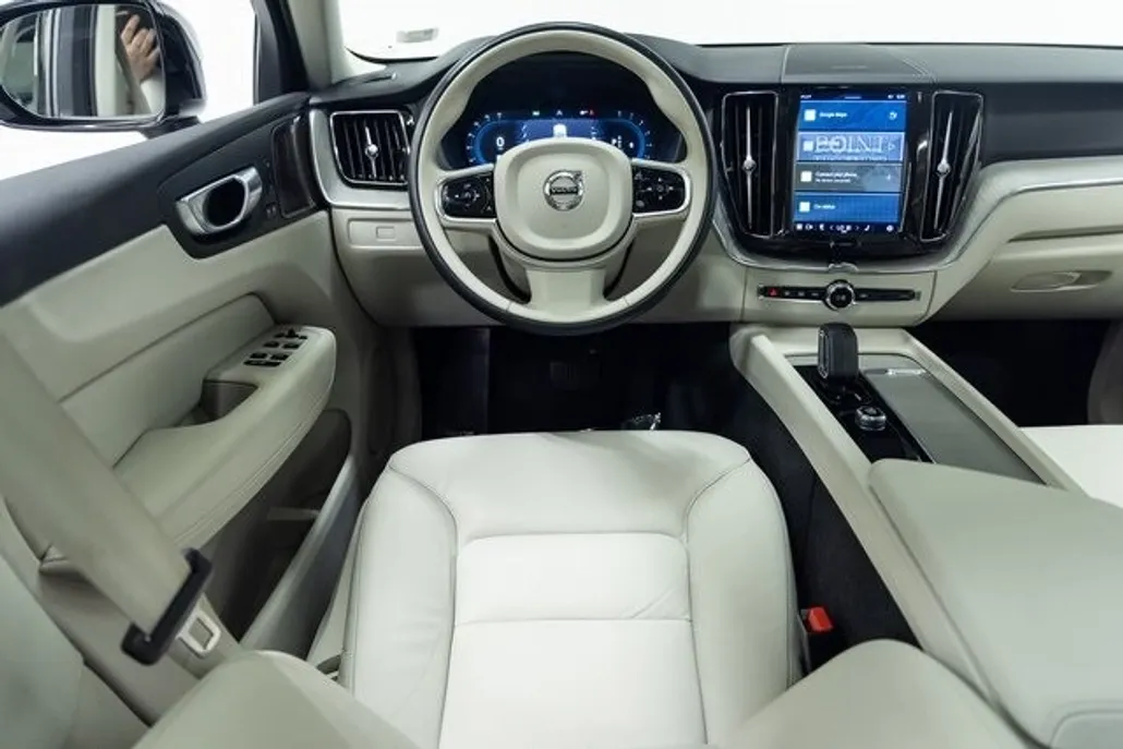 2023 Volvo XC60 B5 Plus photo 1