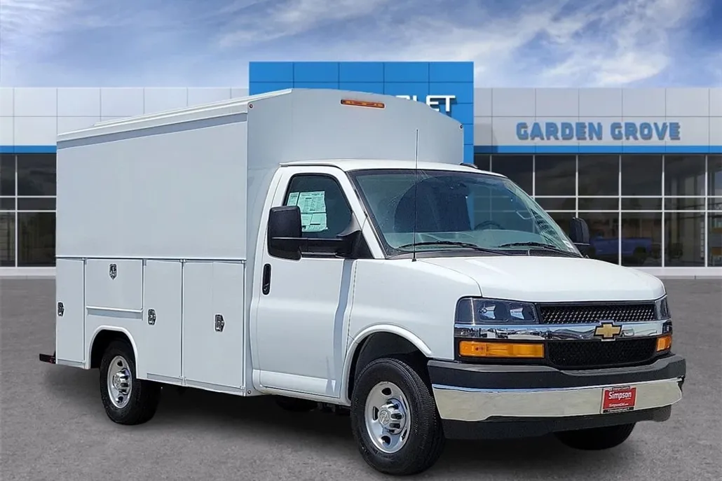 2025 Chevrolet Express Cutaway 3500 photo 1