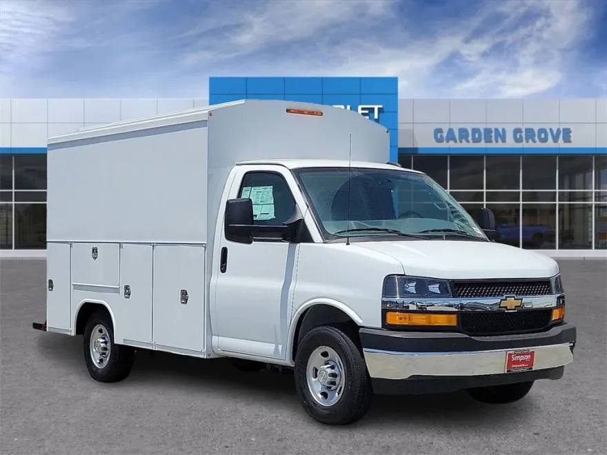 2025 Chevrolet Express Cutaway 3500 photo 1