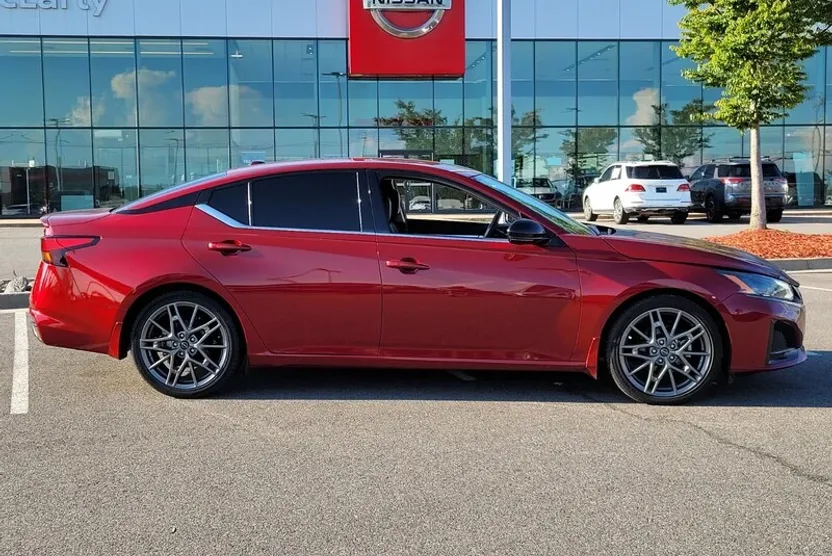 2024 Nissan Altima SR photo 1