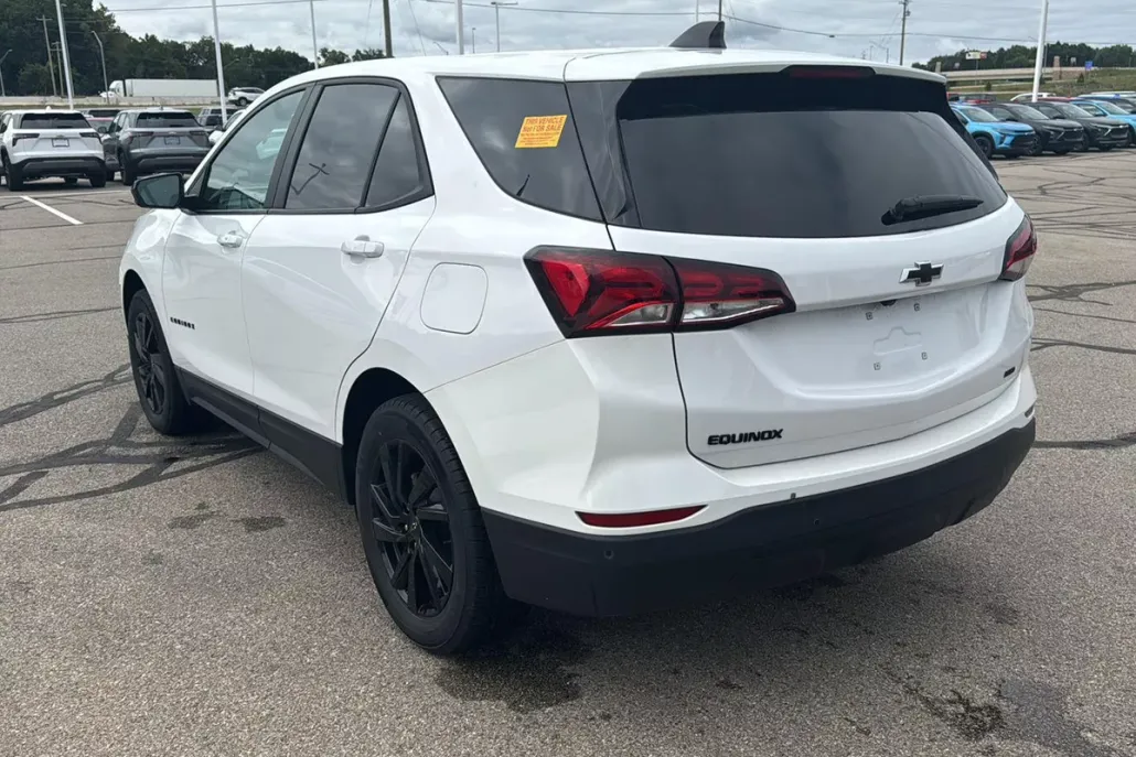 2023 Chevrolet Equinox LS photo 1