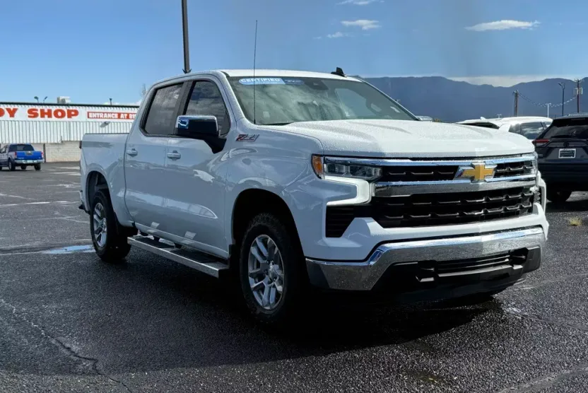 2022 Chevrolet Silverado LT photo 1