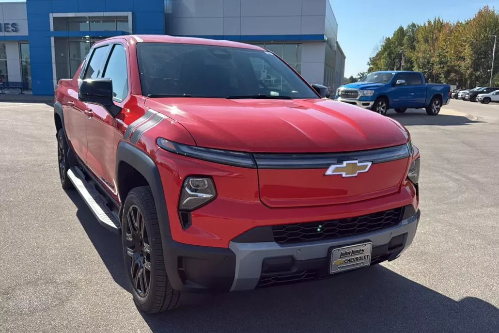 2026 Chevrolet Silverado EV photo 1