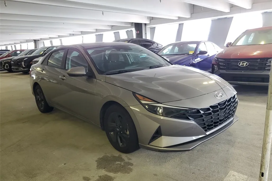 2023 Hyundai Elantra SEL photo 1
